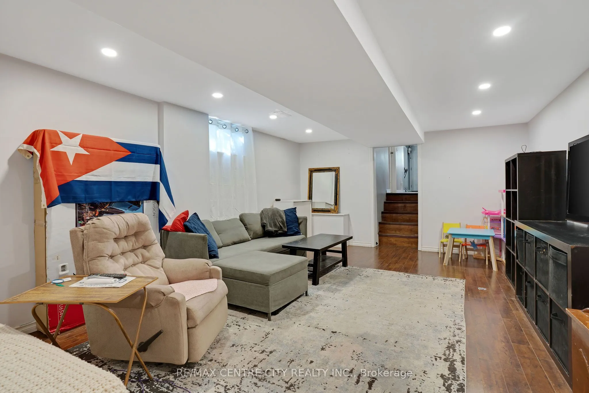 222 Fairway Road N
