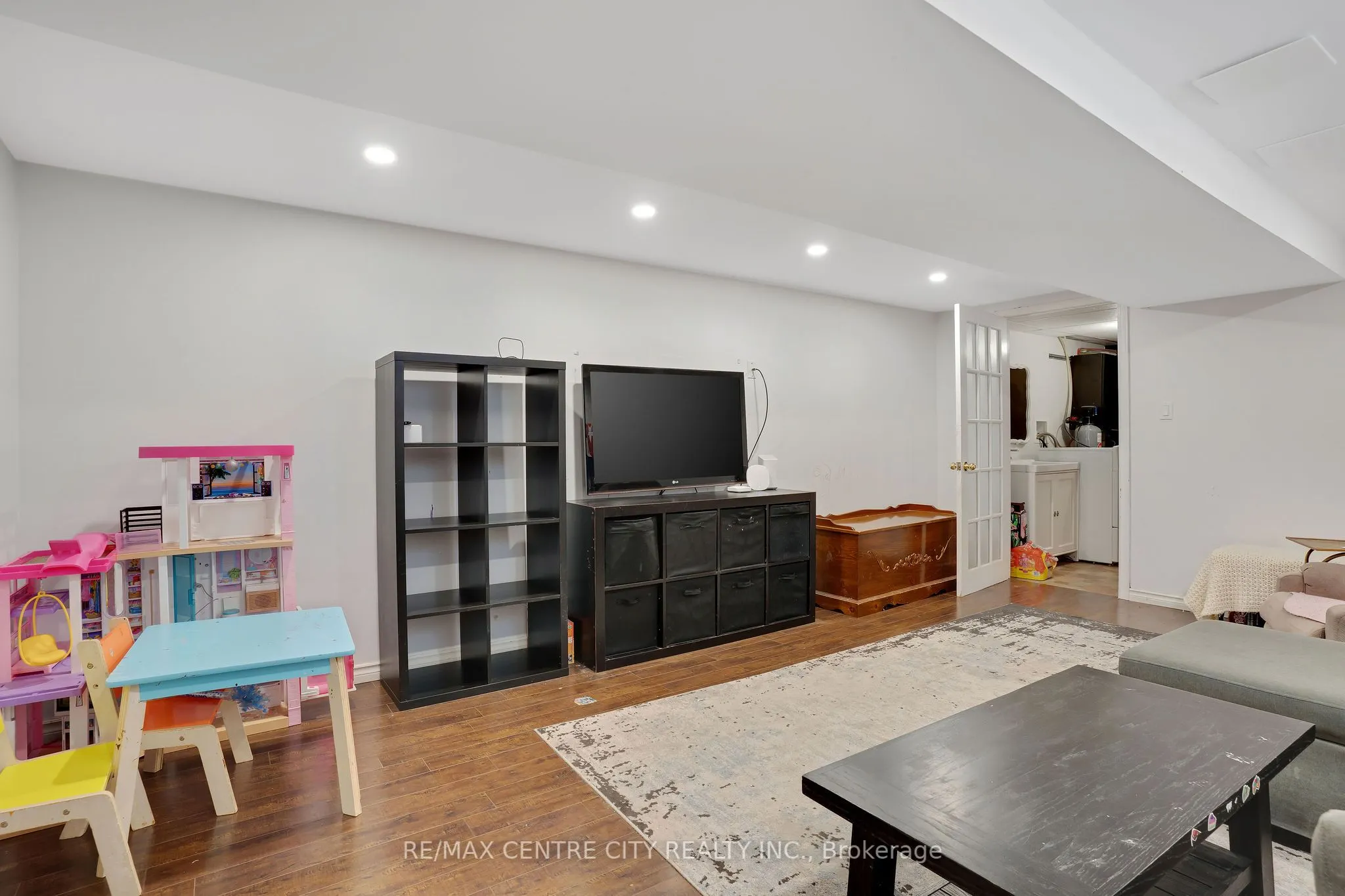 222 Fairway Road N