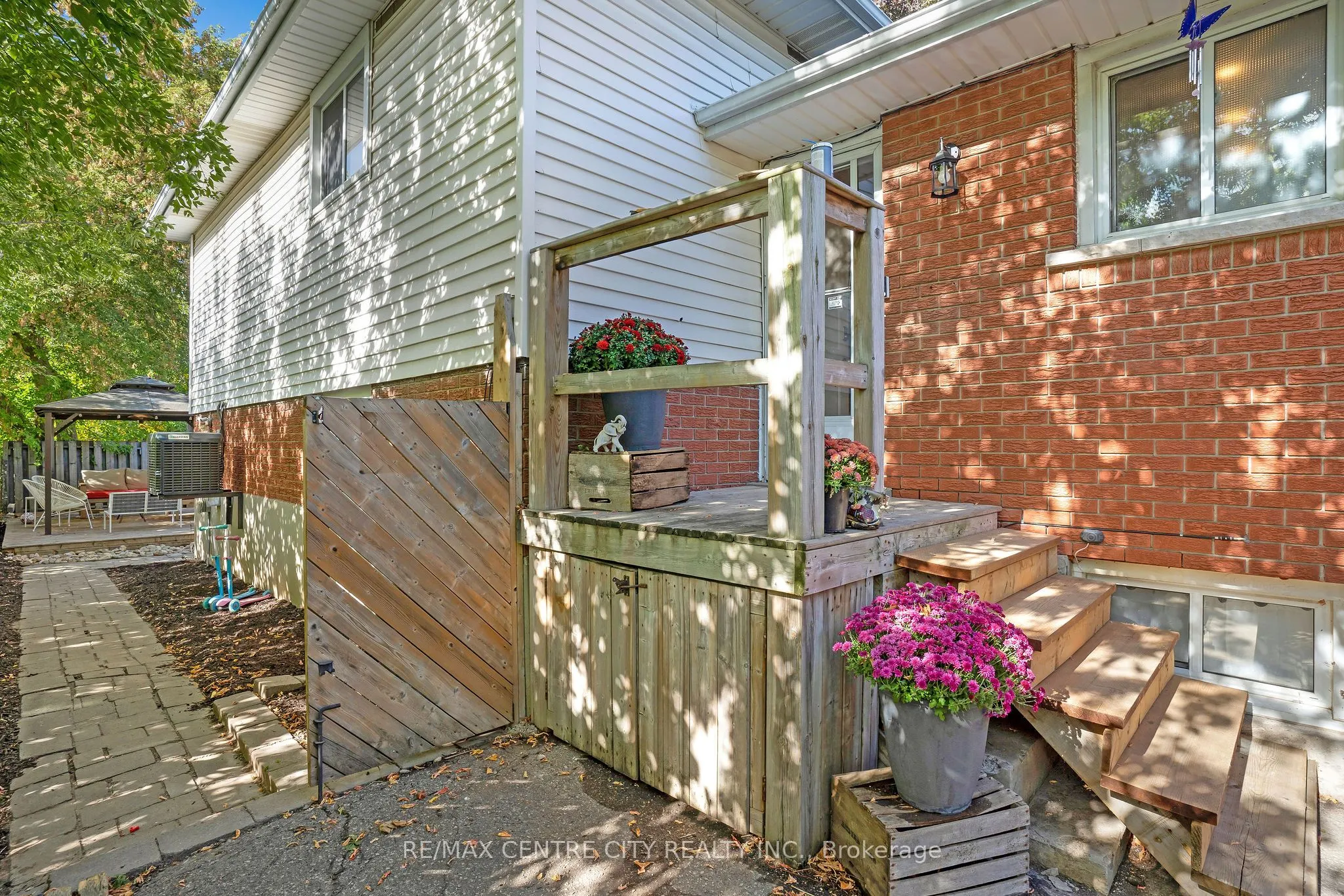 222 Fairway Road N