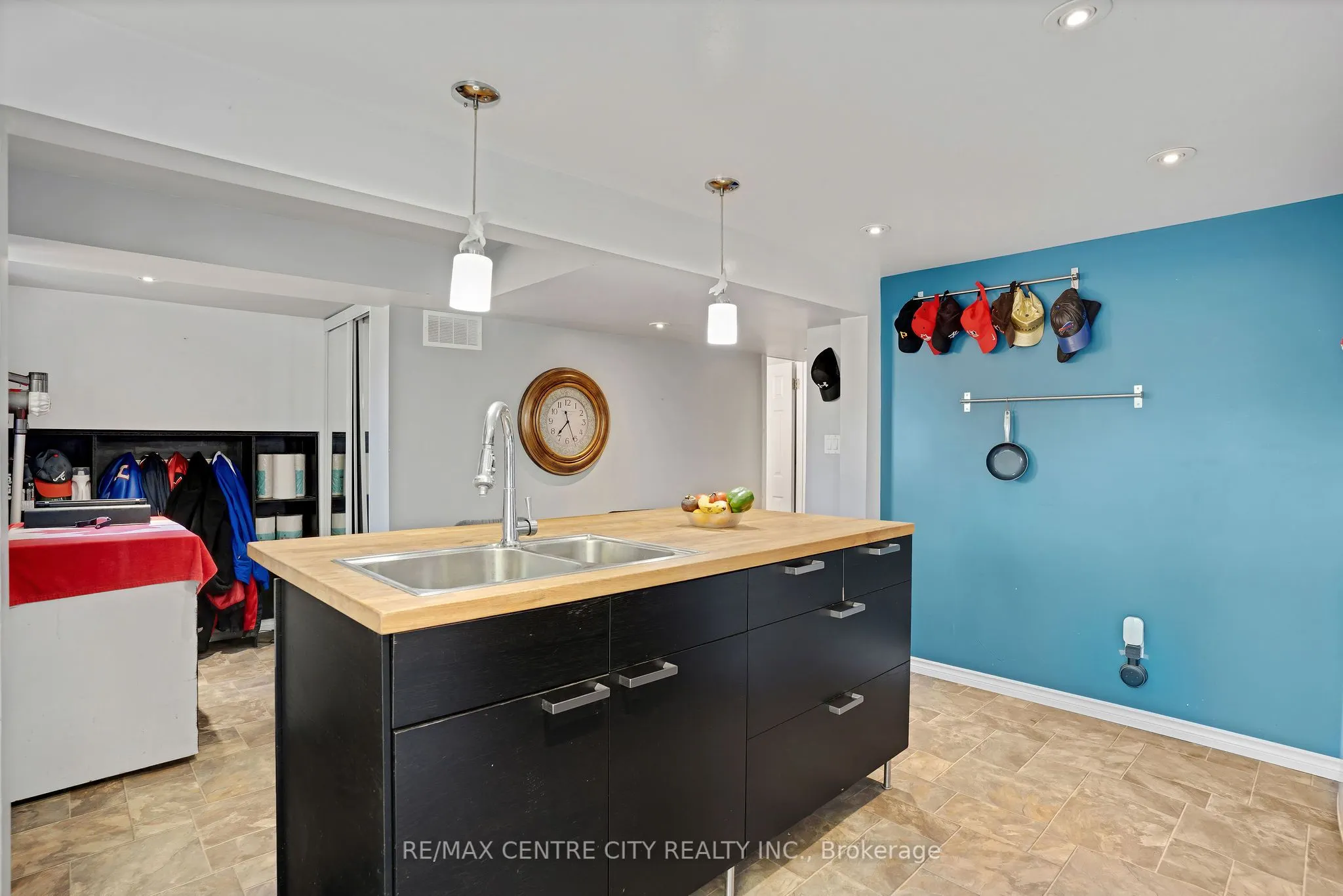 222 Fairway Road N