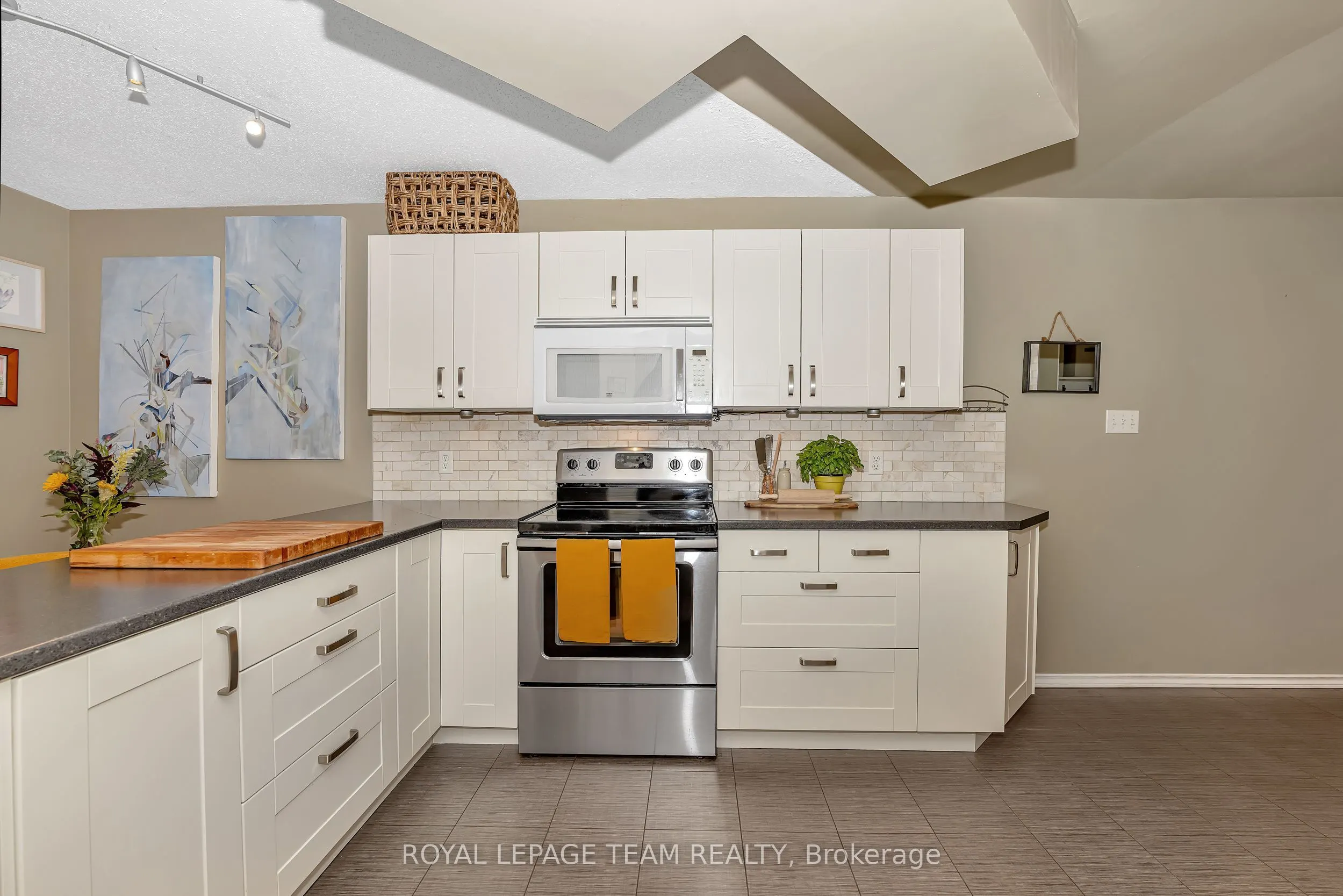 518 Lisgar Street, #9