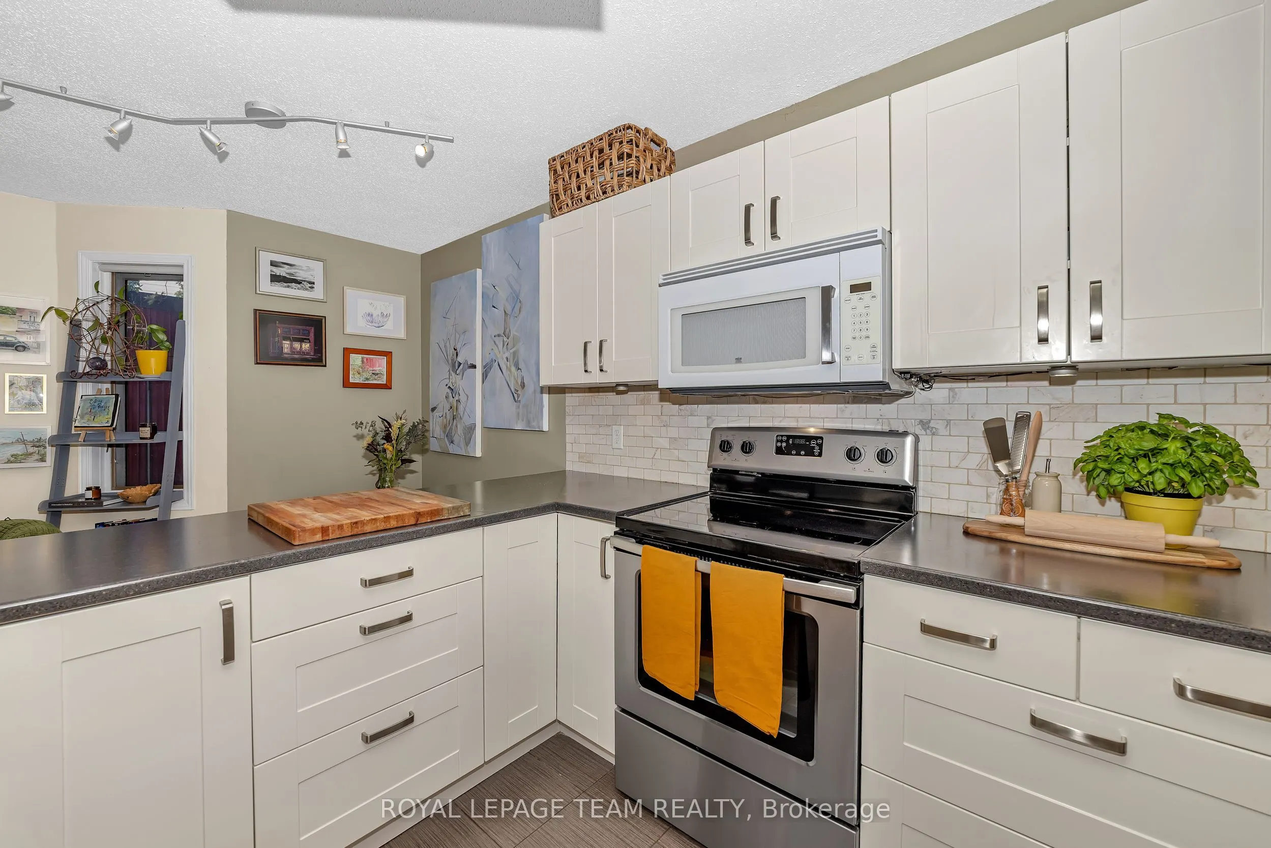 518 Lisgar Street, #9