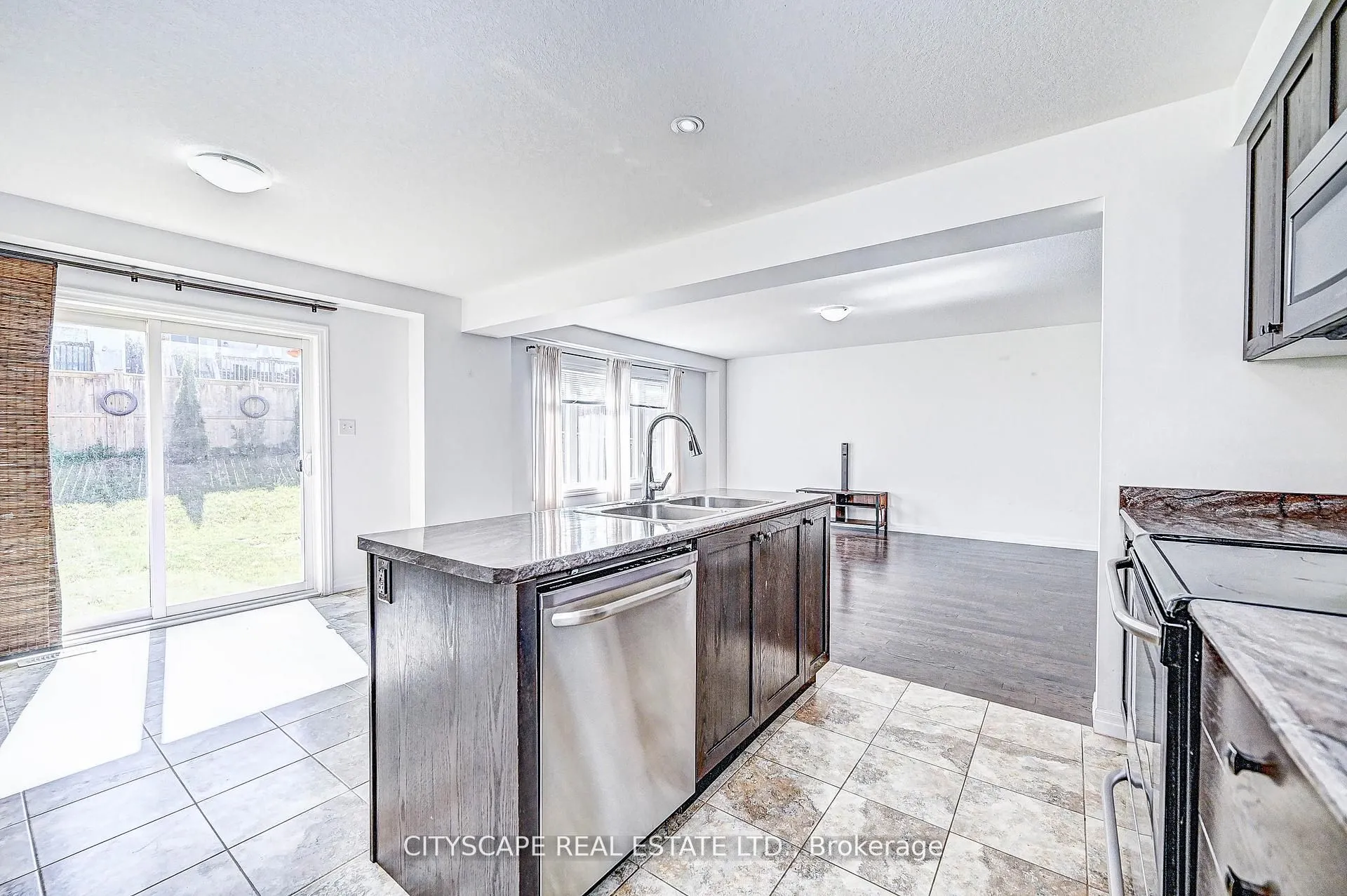 6 Castlebay Street