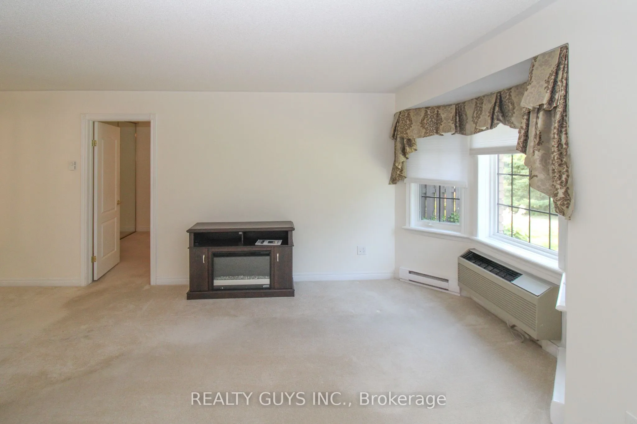 693 Whitaker Street, #4