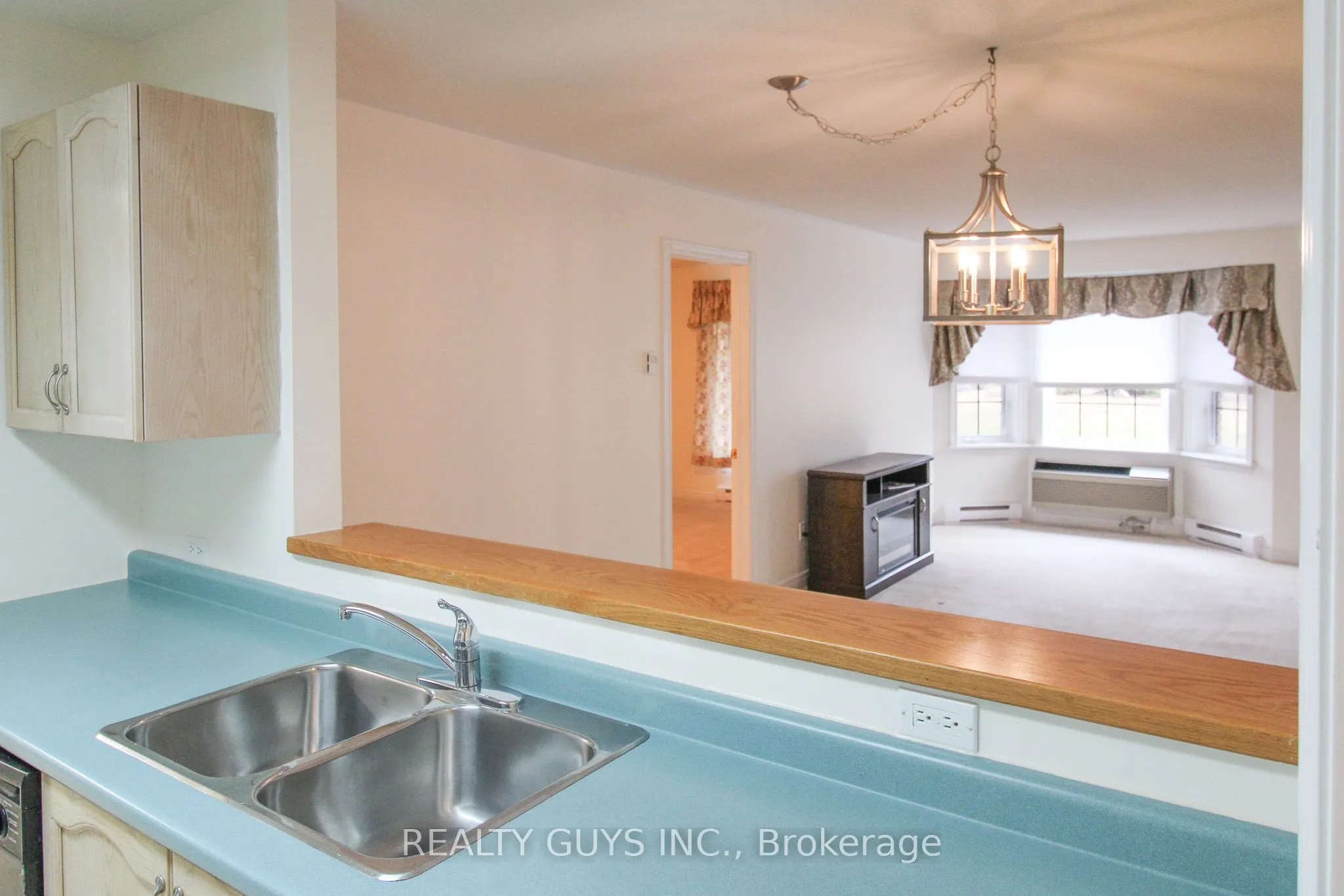 693 Whitaker Street, #4