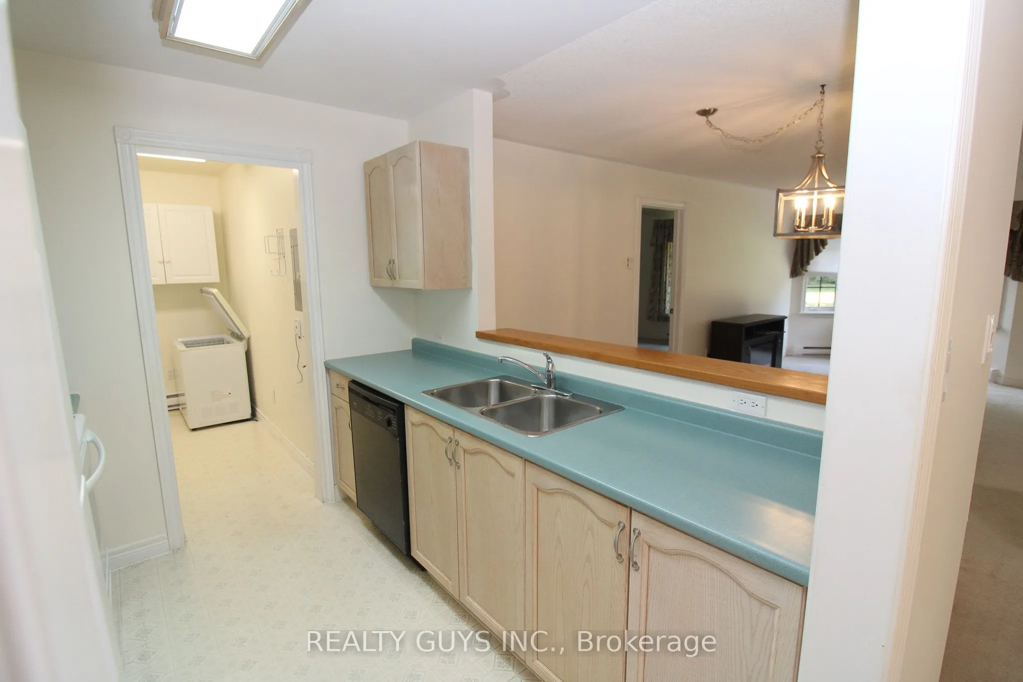 693 Whitaker Street, #4