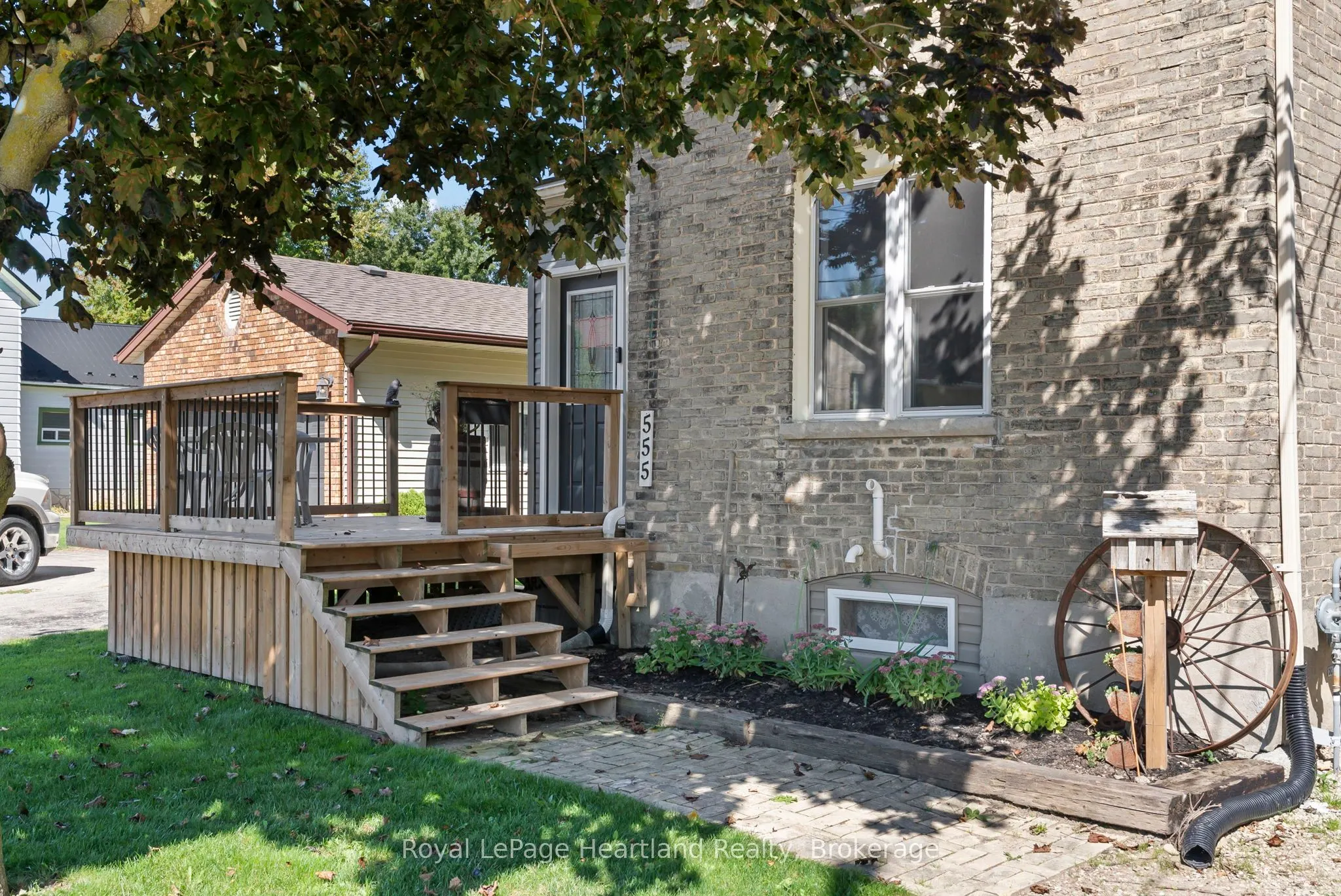 555 RAGLAN Street