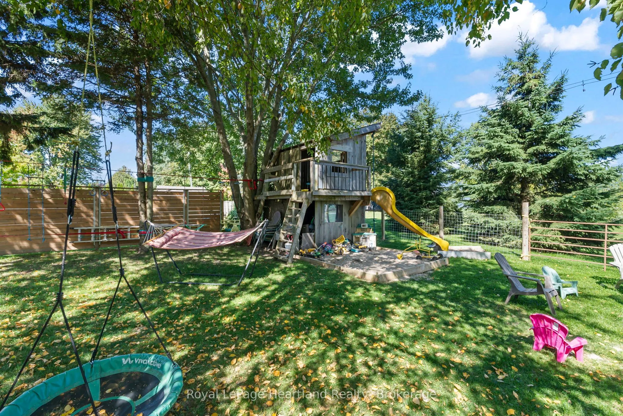 555 RAGLAN Street