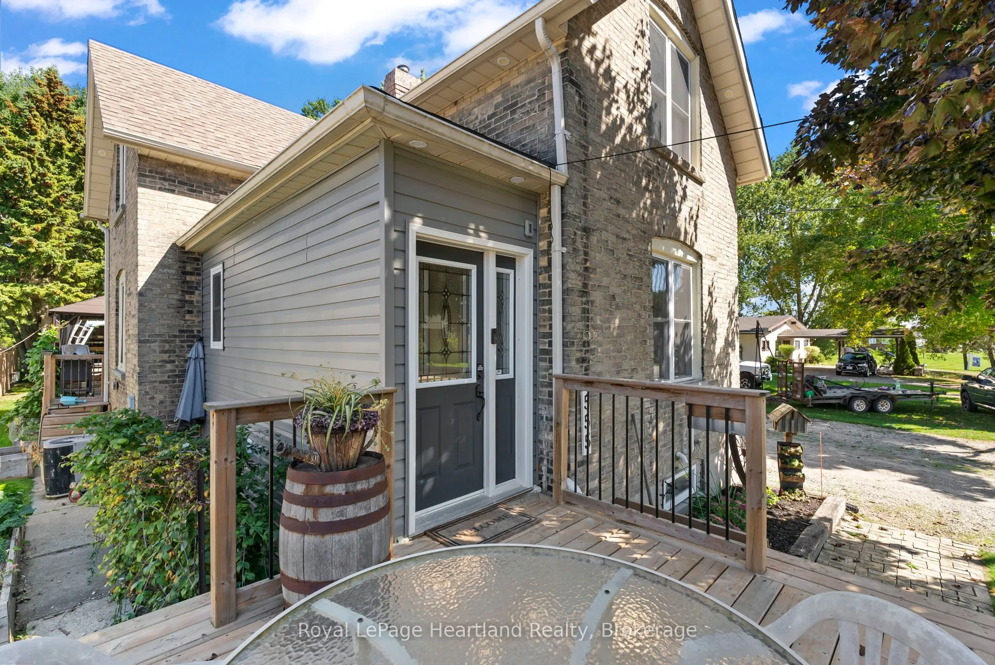 555 RAGLAN Street