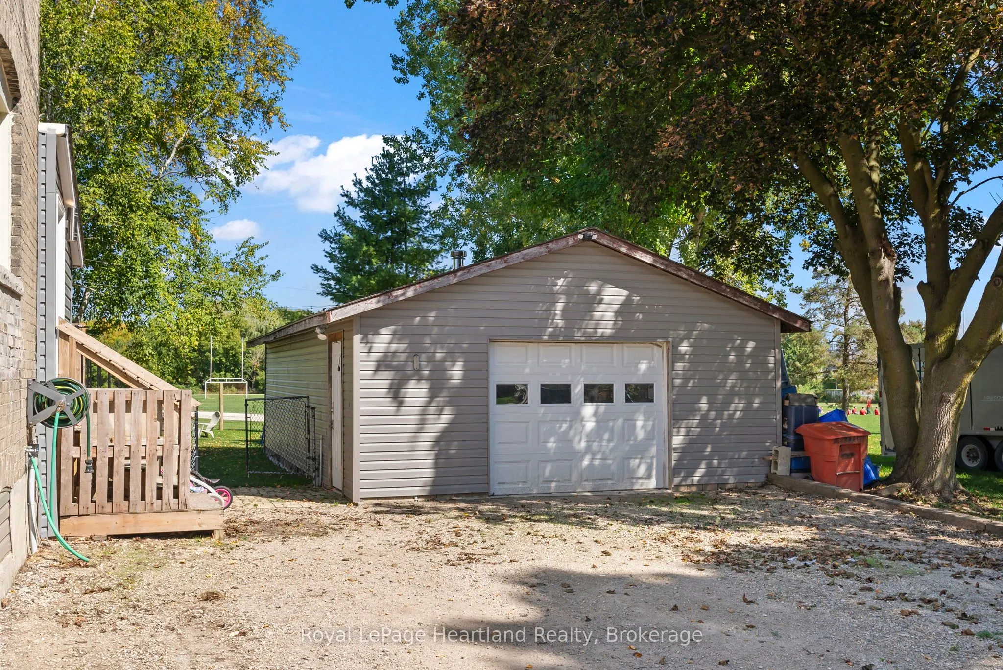 555 RAGLAN Street