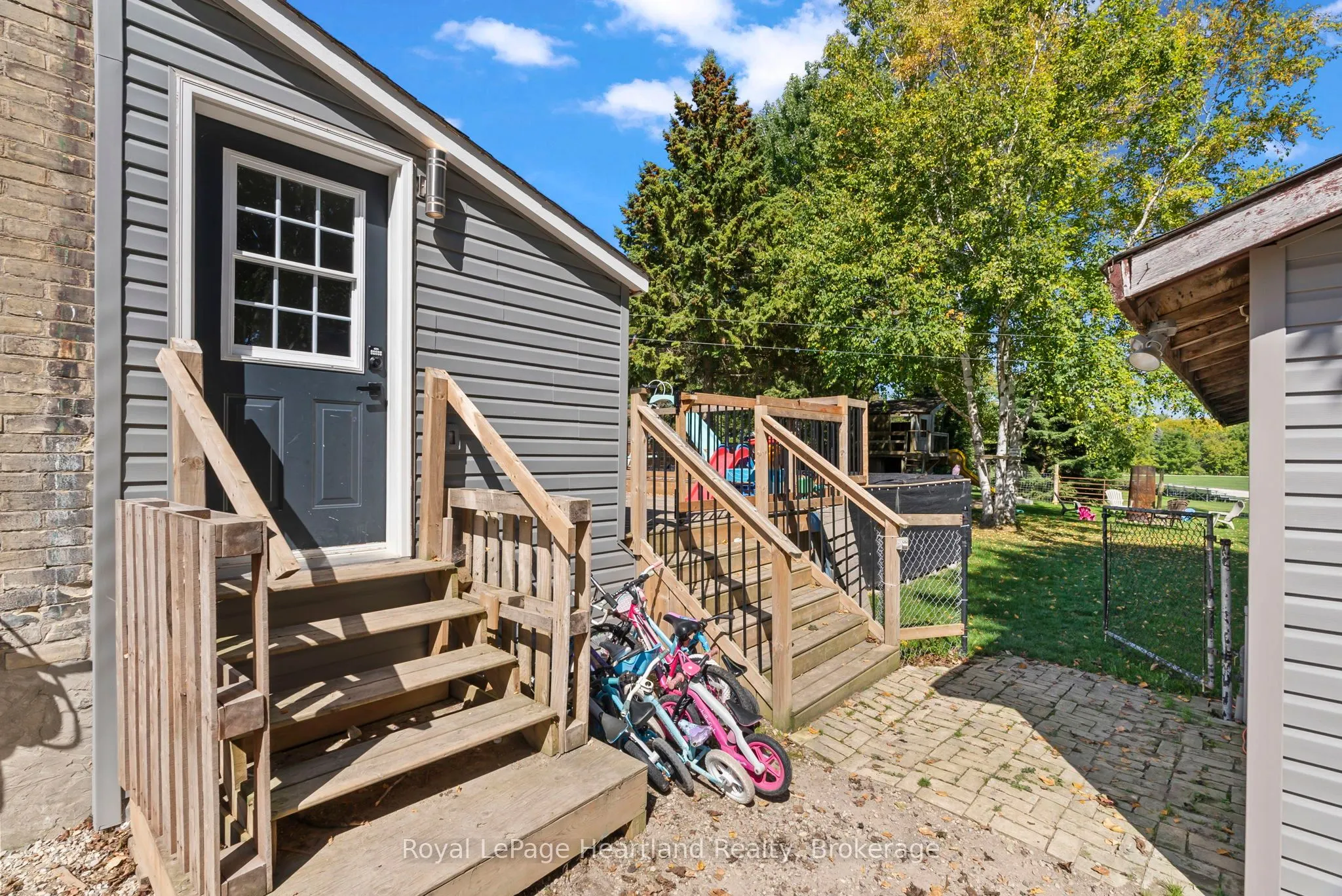 555 RAGLAN Street