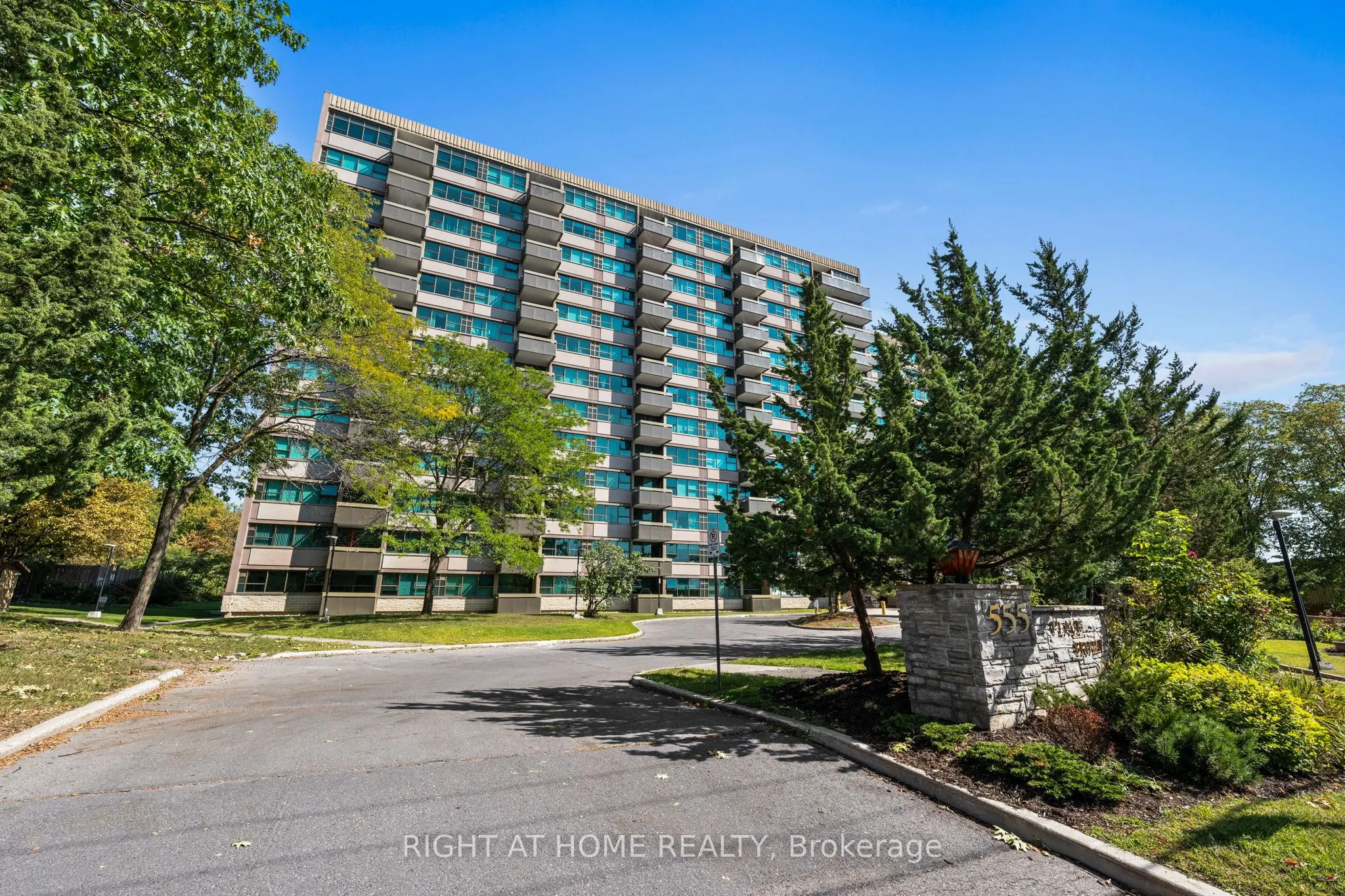 555 BRITTANY Drive, #106