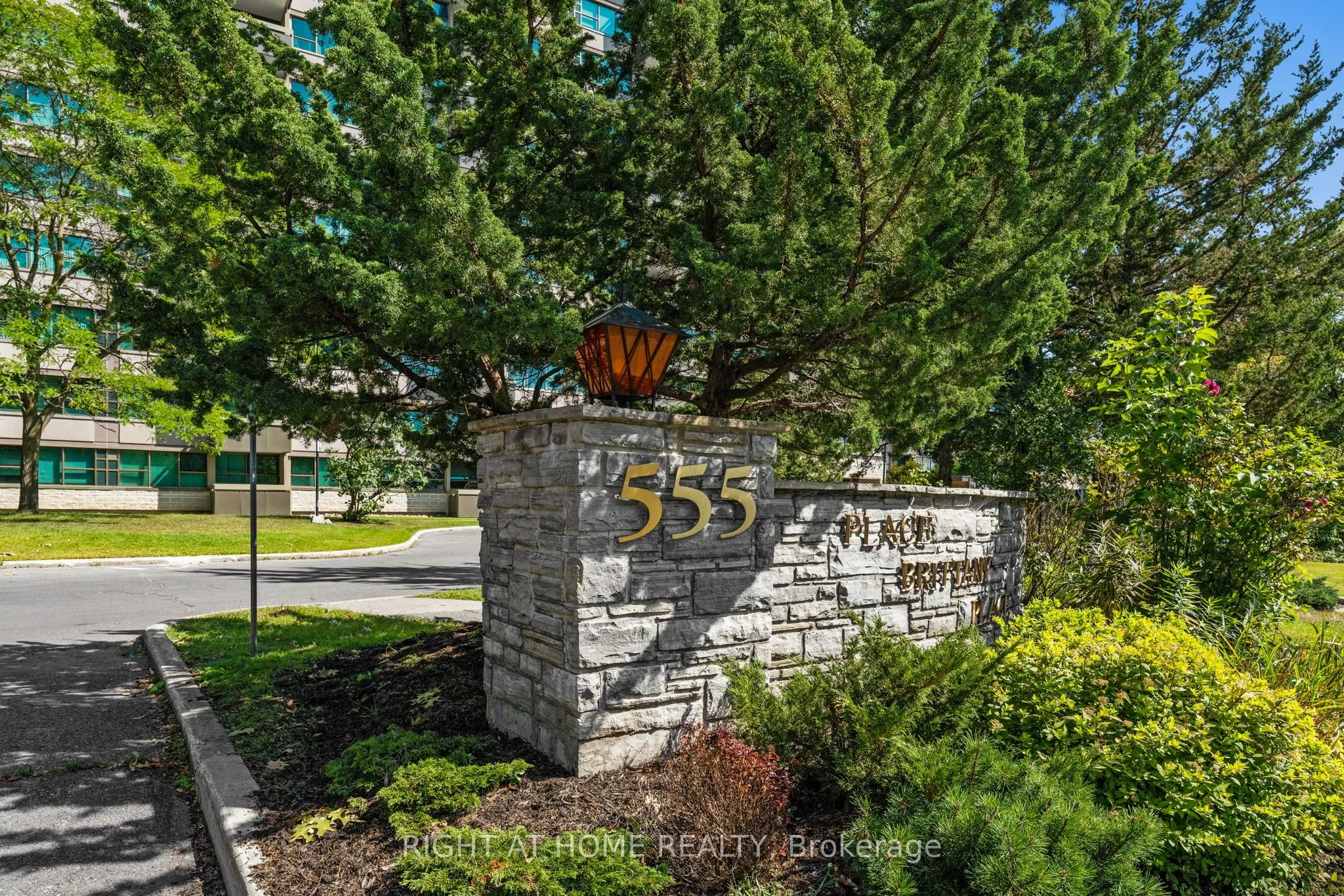 555 BRITTANY Drive, #106