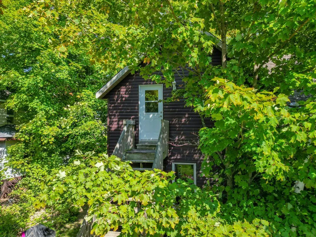32 Waubeek Street