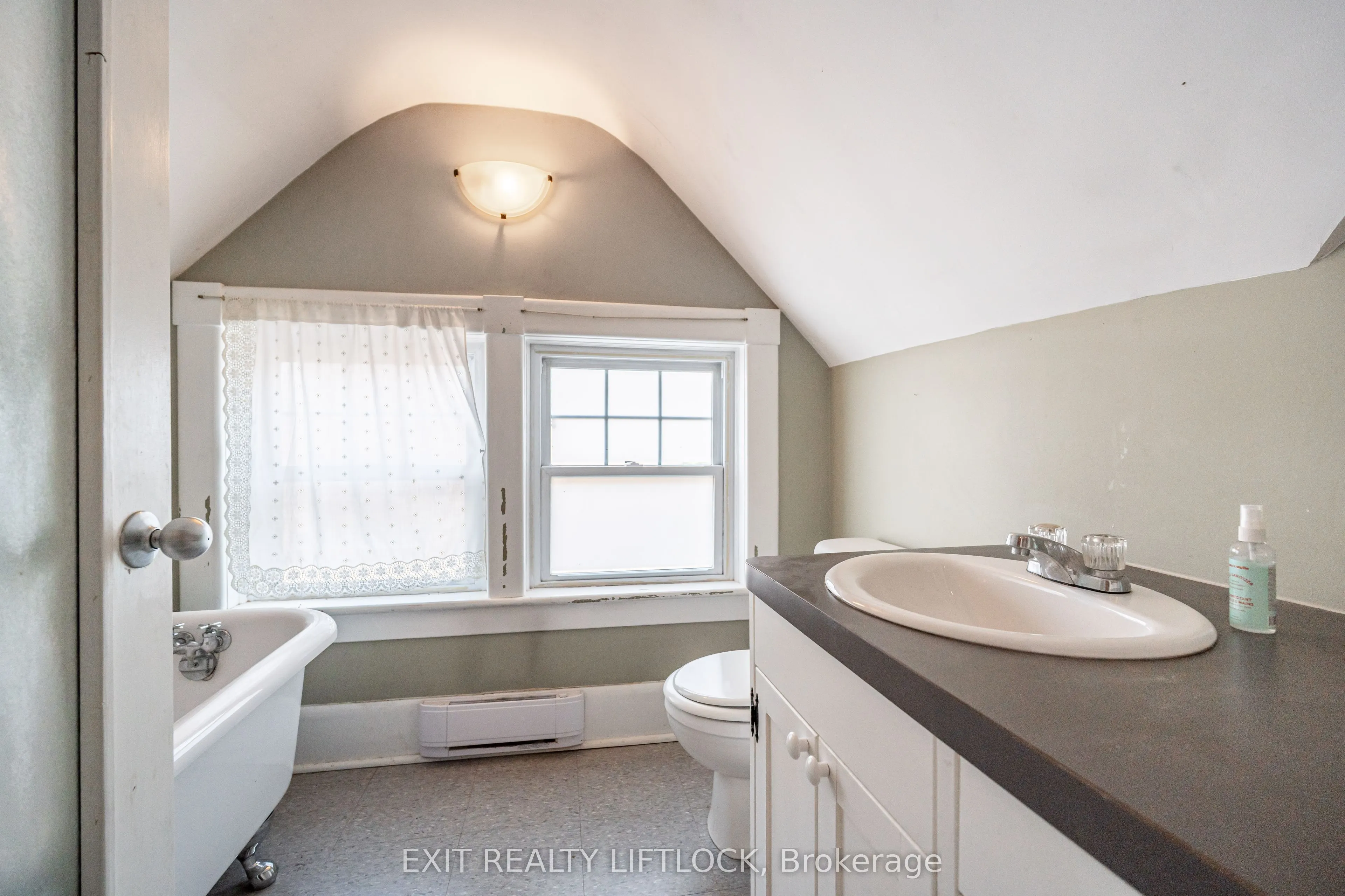 141 Hunter Street E