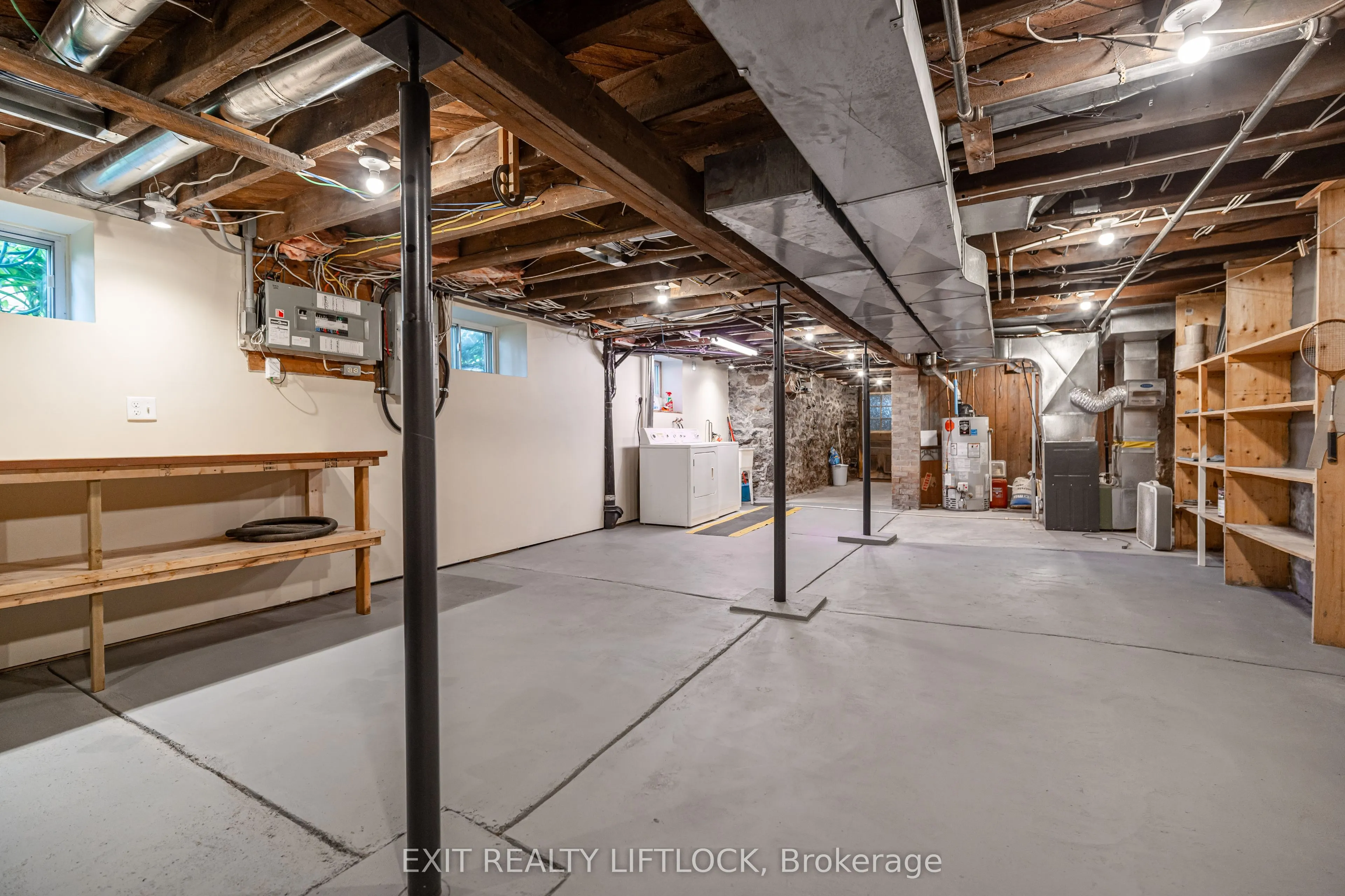 141 Hunter Street E