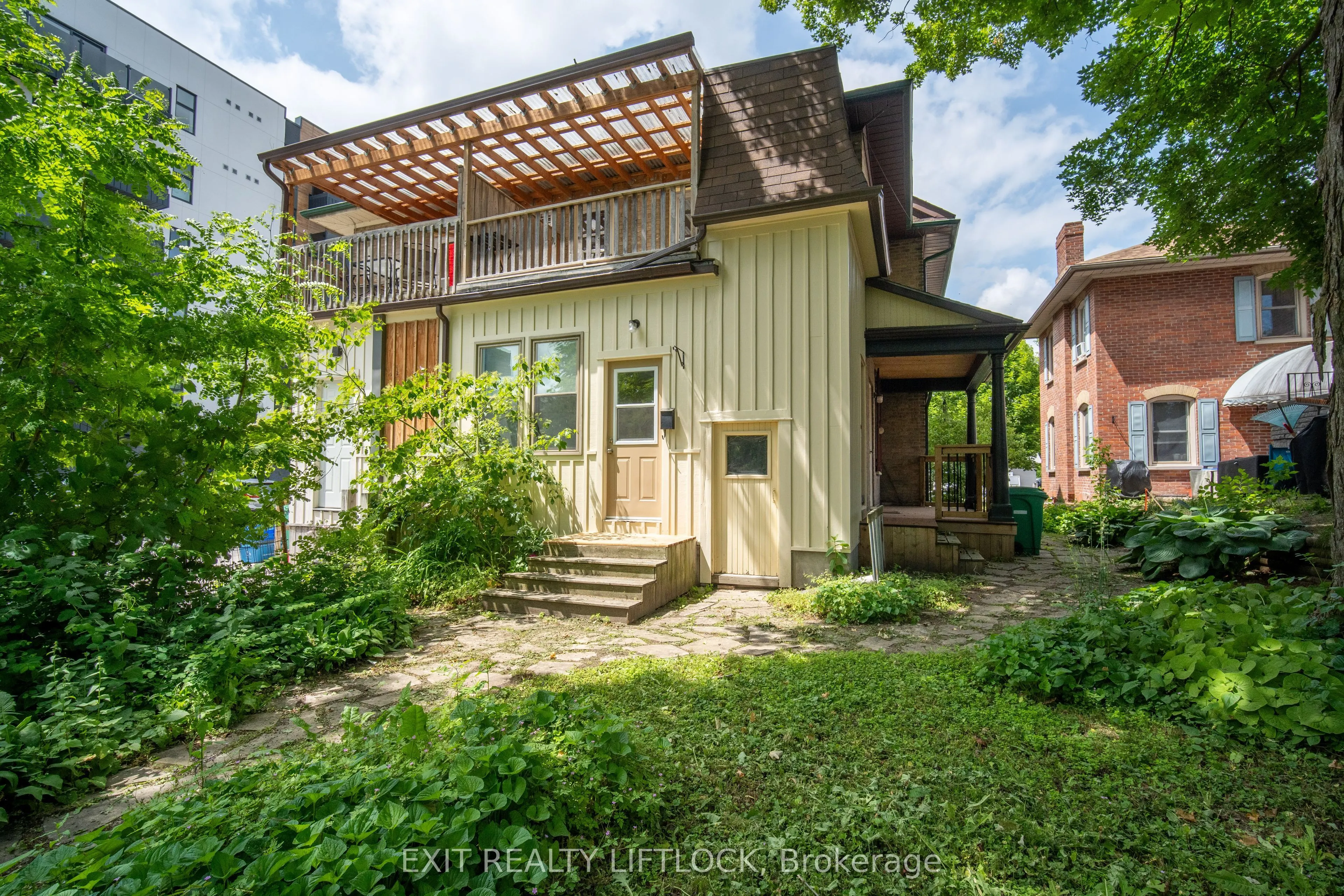 141 Hunter Street E