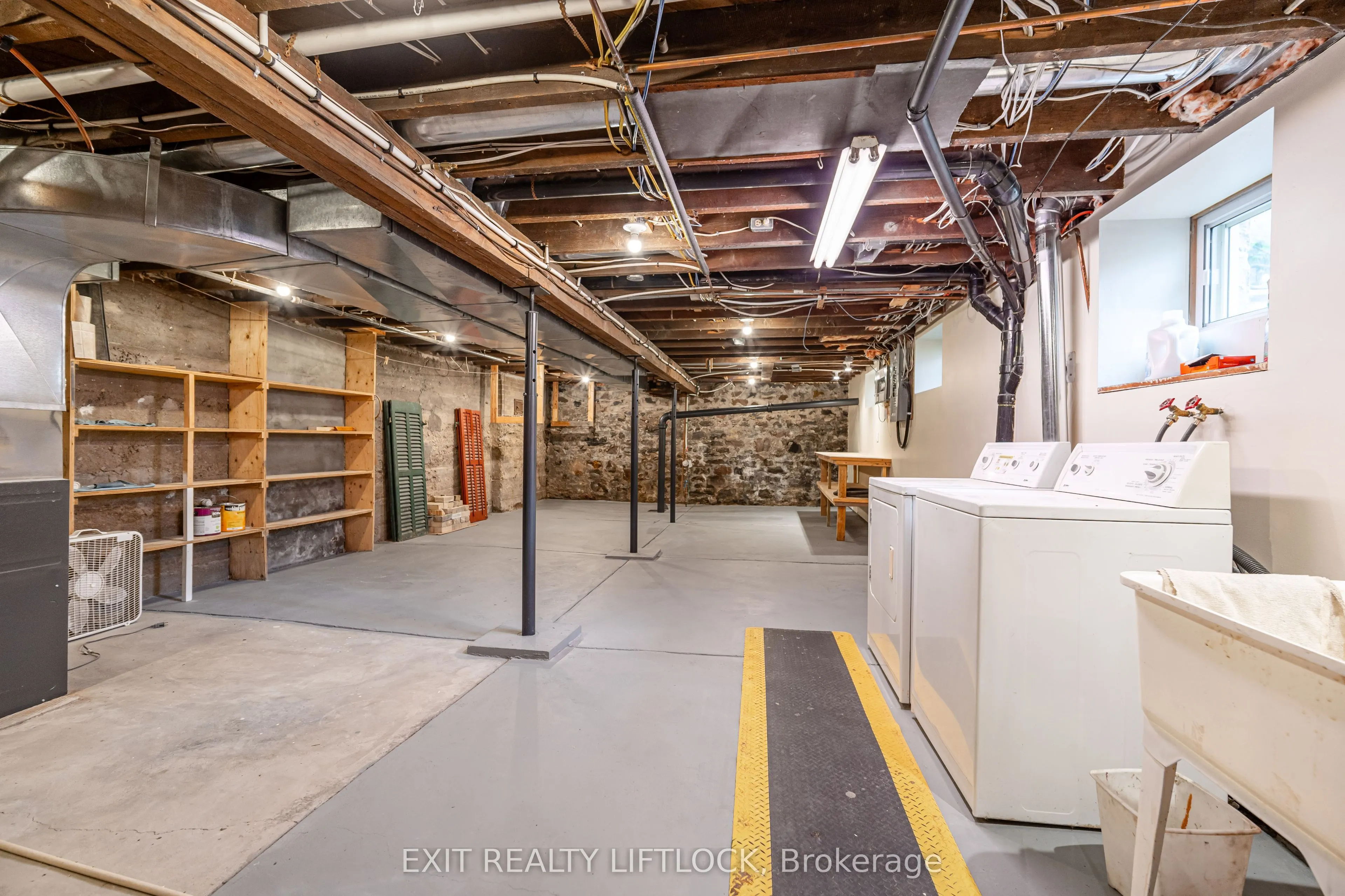 141 Hunter Street E