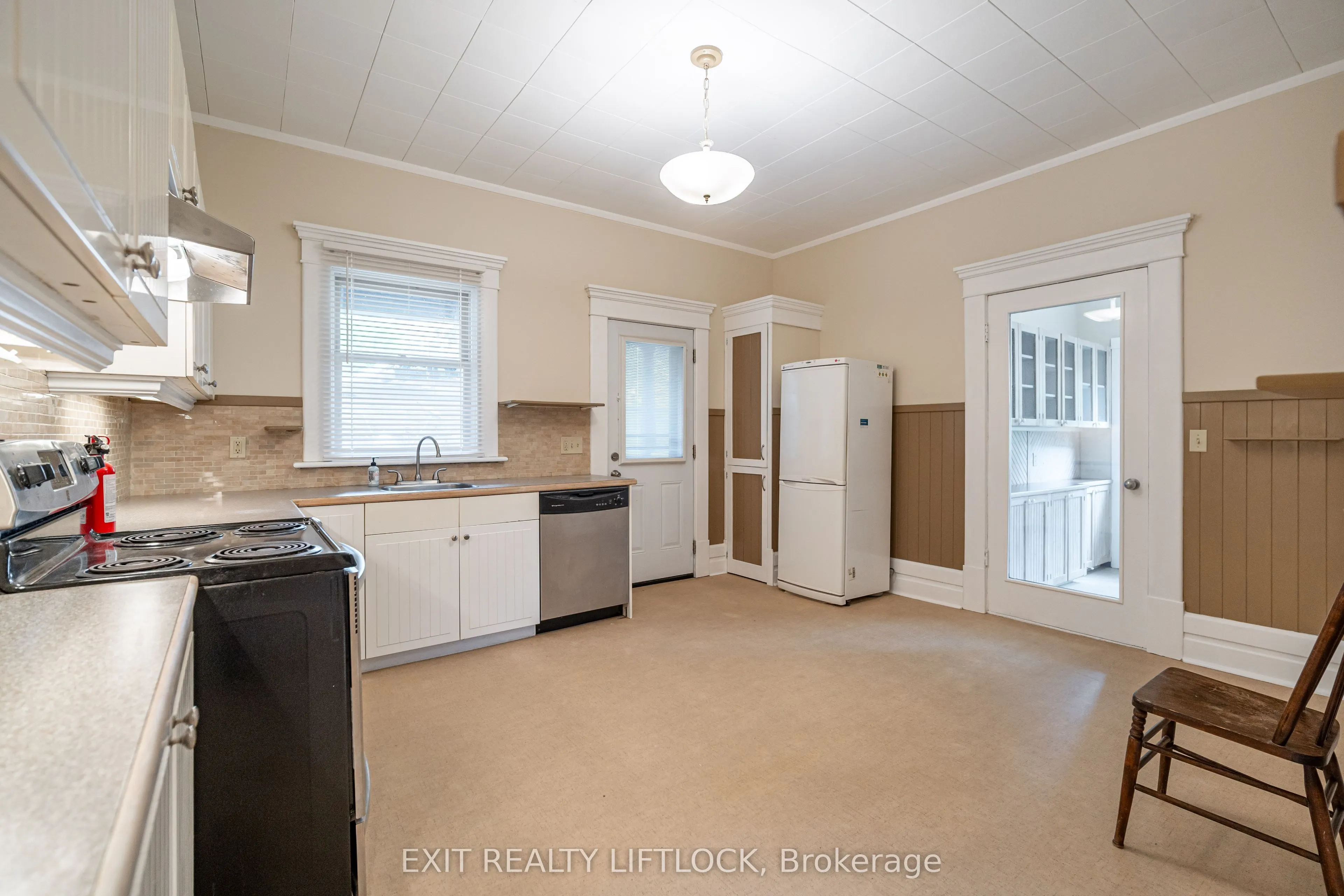 141 Hunter Street E