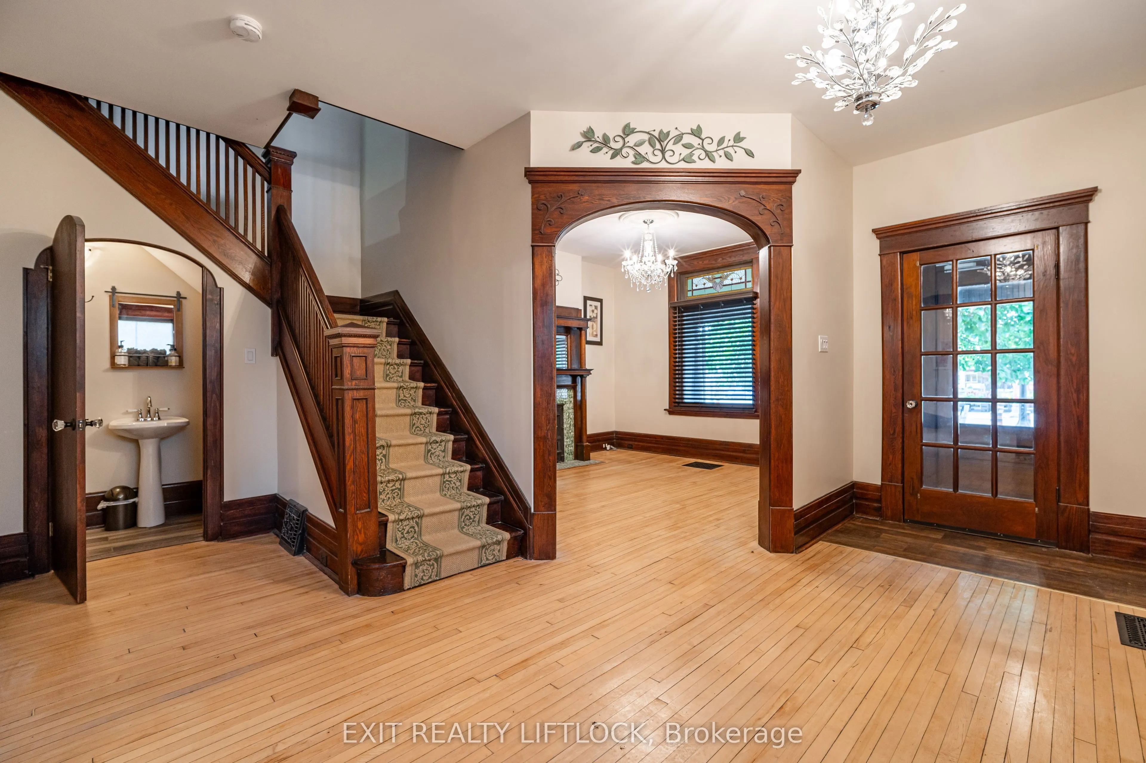 141 Hunter Street E