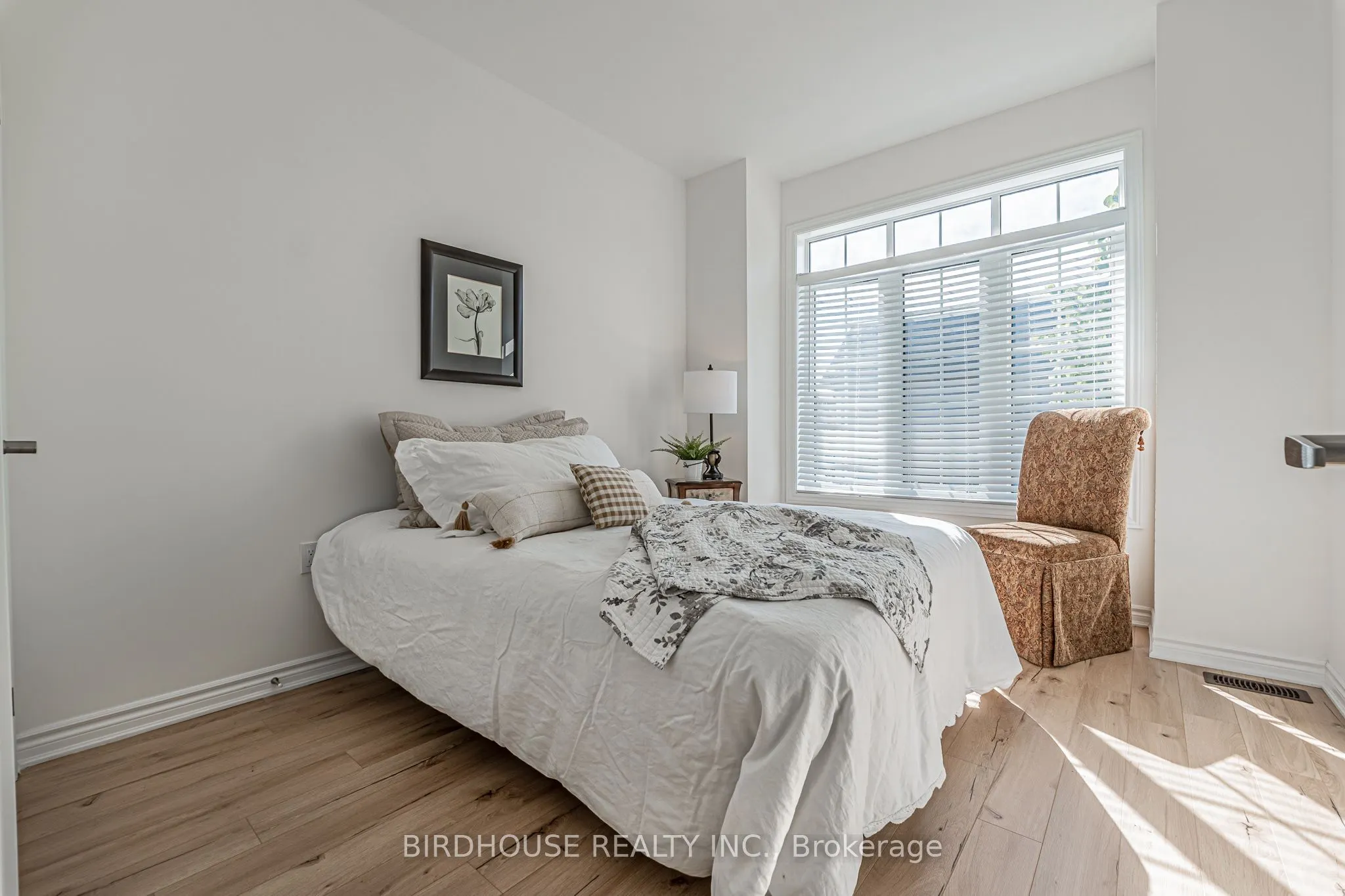 17 Lakewood Crescent, #7