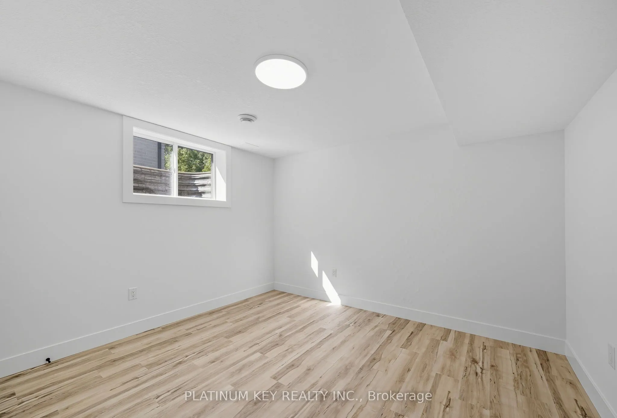 32 BRISCOE Crescent