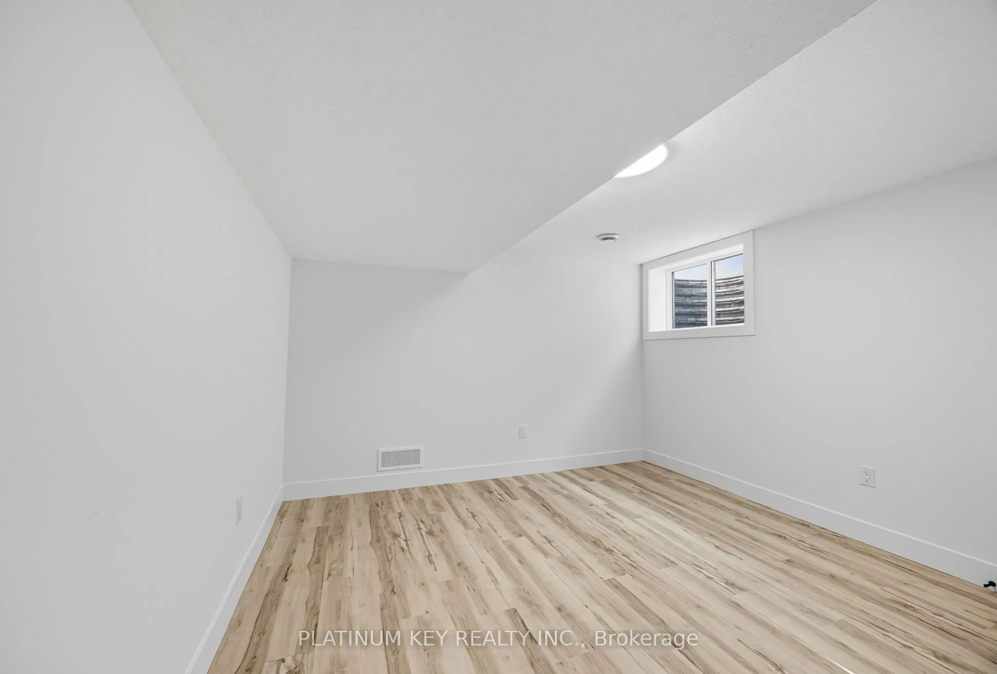 32 BRISCOE Crescent