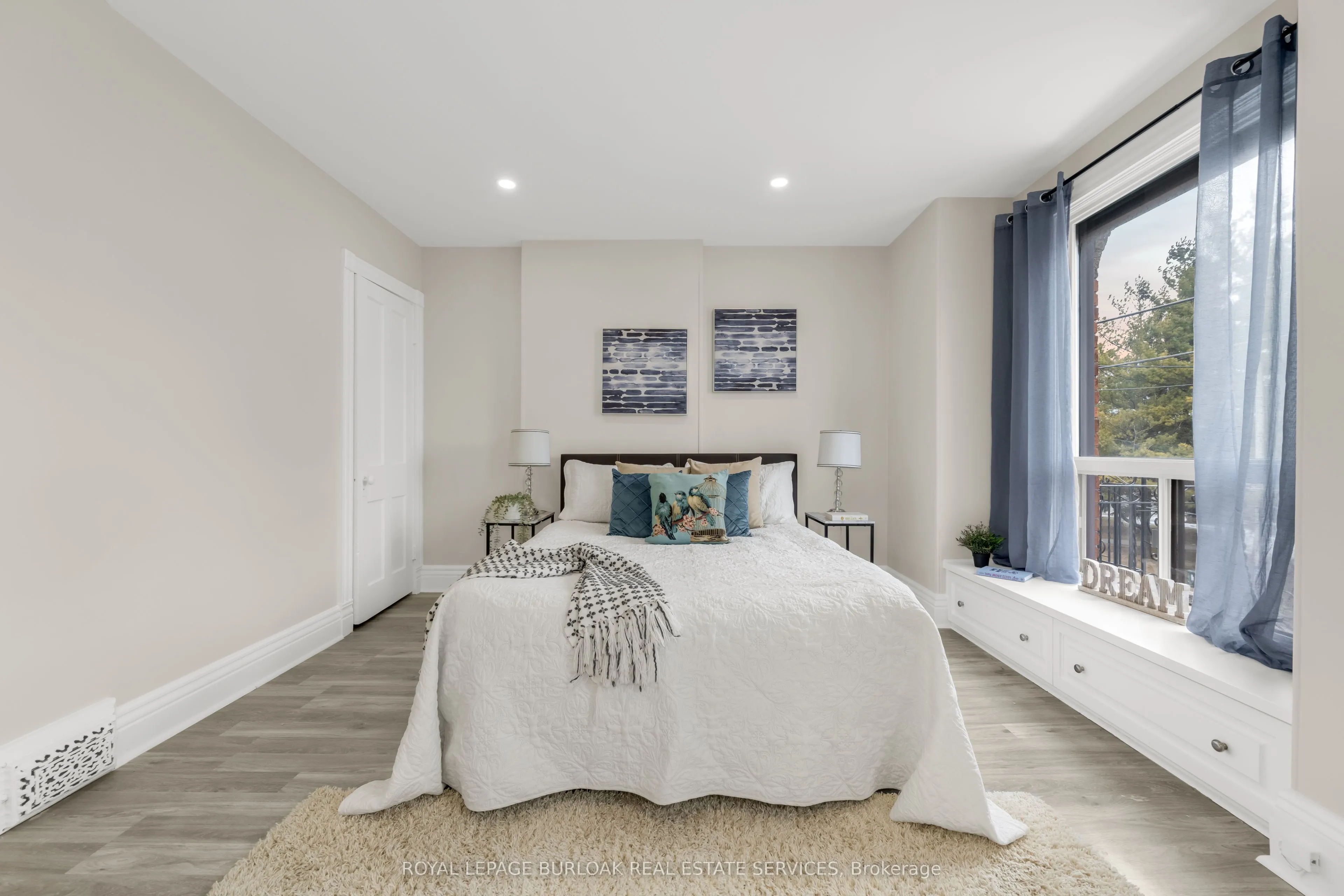 16 Murray Street E