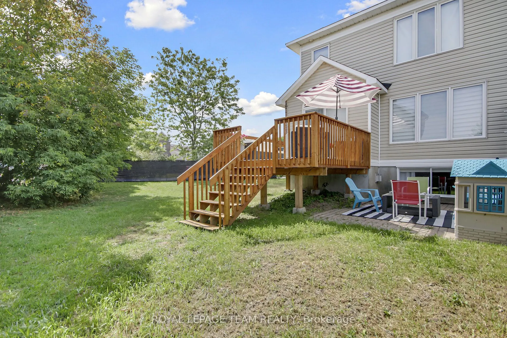 2001 Dunollie Crescent
