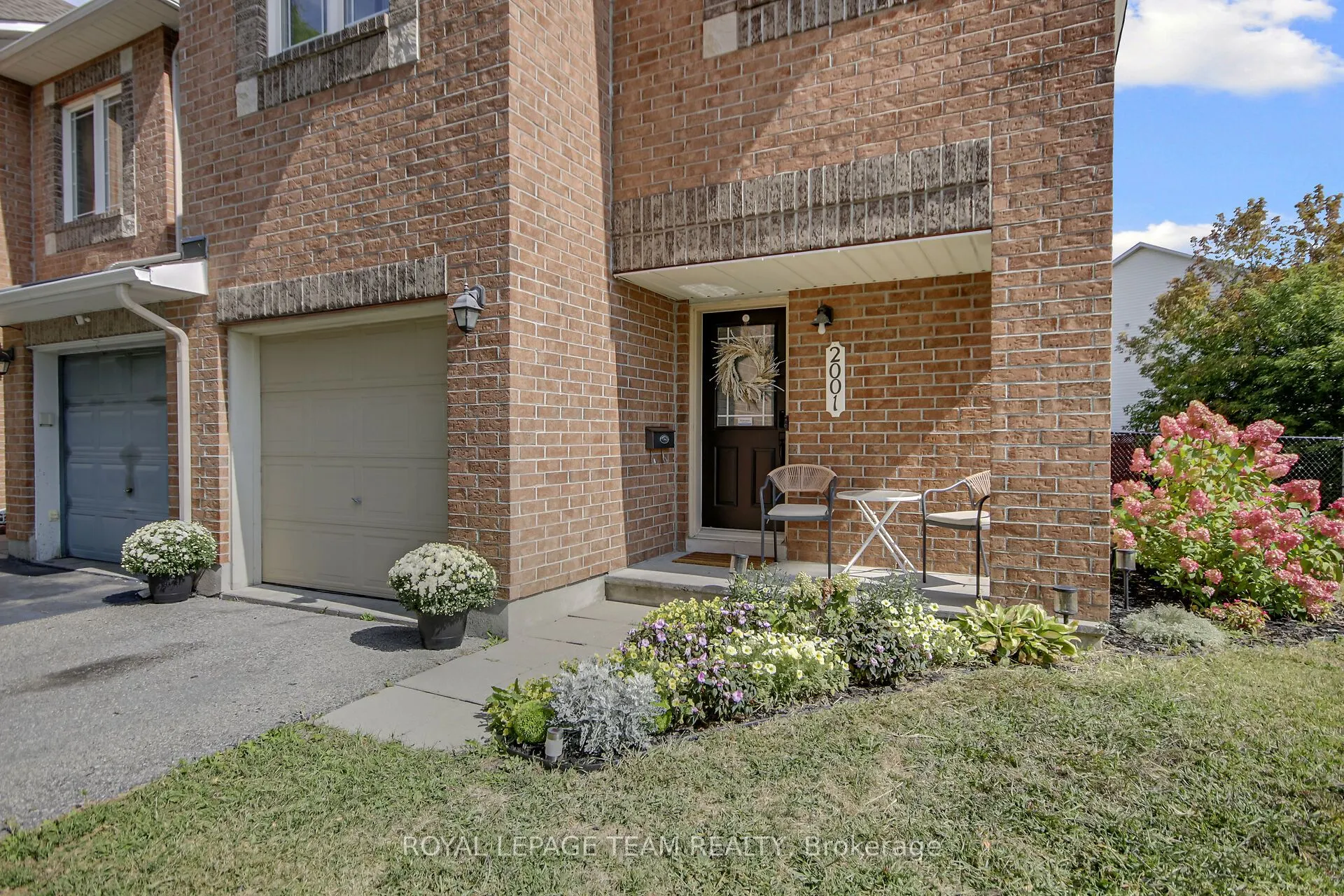2001 Dunollie Crescent