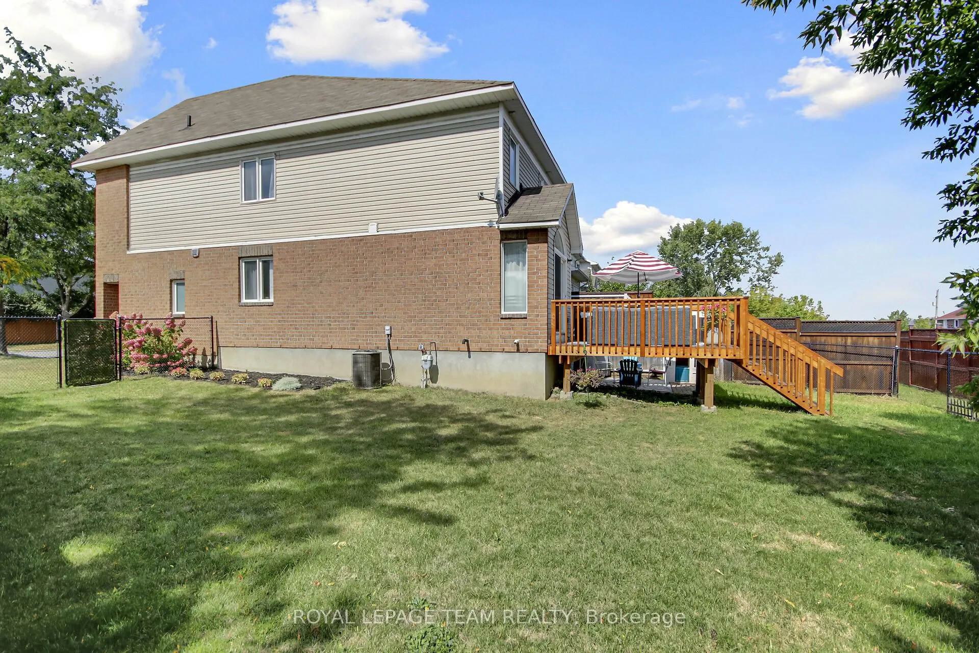 2001 Dunollie Crescent