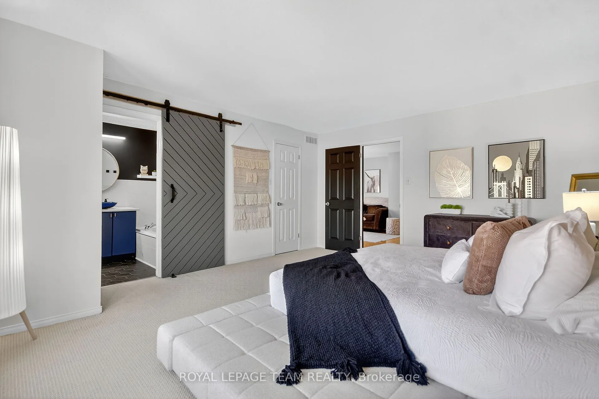 2001 Dunollie Crescent