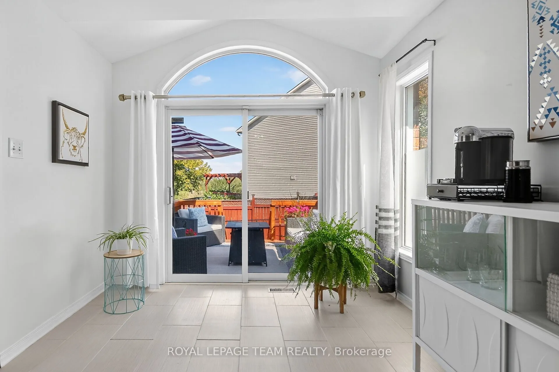 2001 Dunollie Crescent