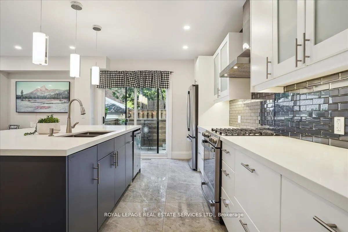 24 Peel Street N