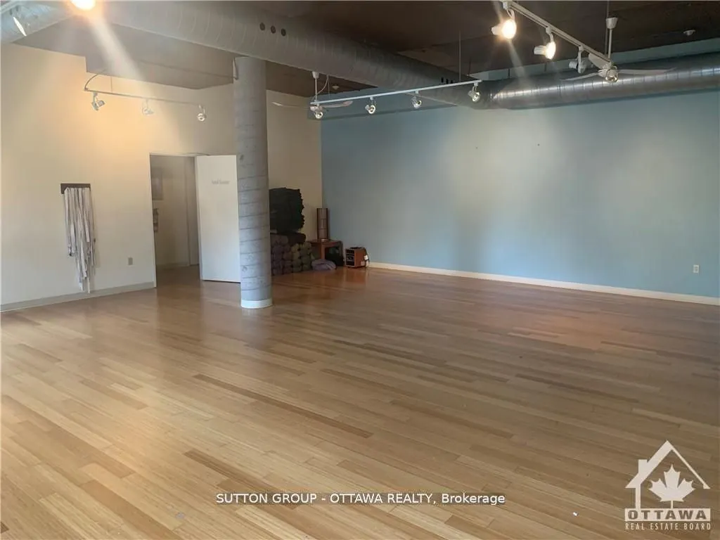 52 Armstrong Street W