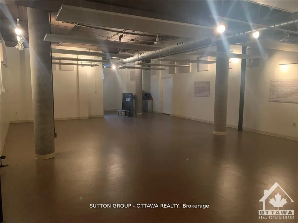 52 Armstrong Street W