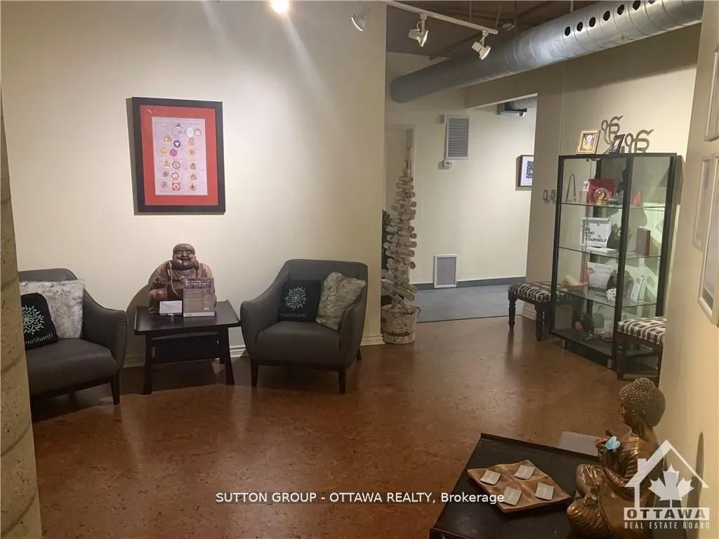 52 Armstrong Street W