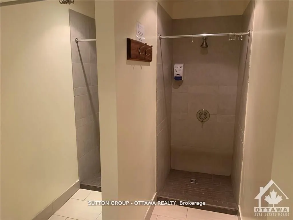 52 Armstrong Street W