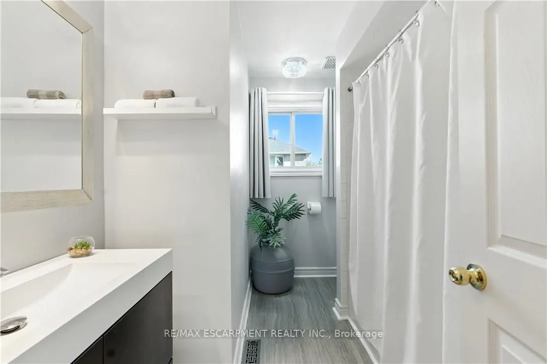 10 Shadowdale Drive