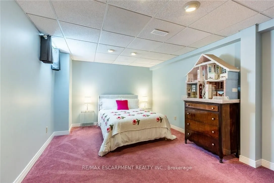 10 Shadowdale Drive