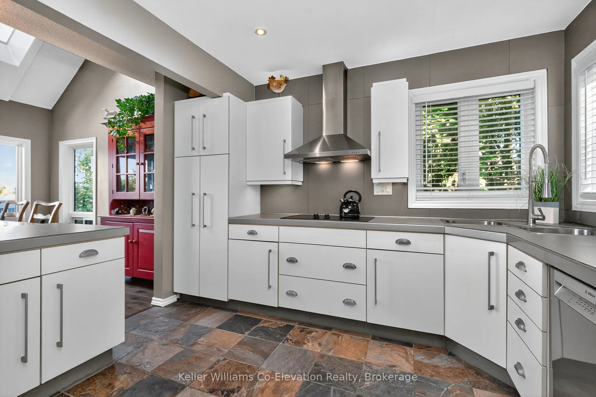 407047 Grey 4 Road