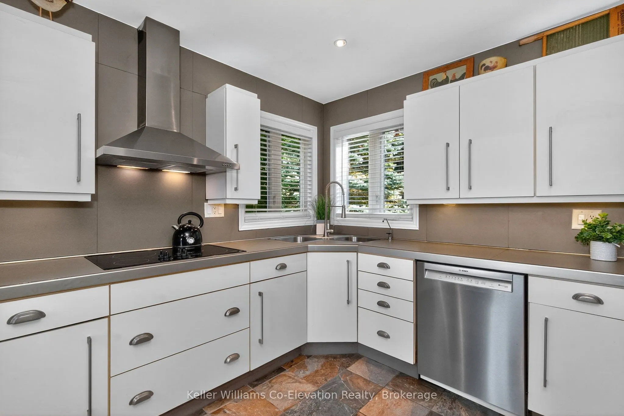 407047 Grey 4 Road