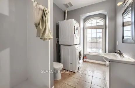 9 Chestnut Street E, #Upper