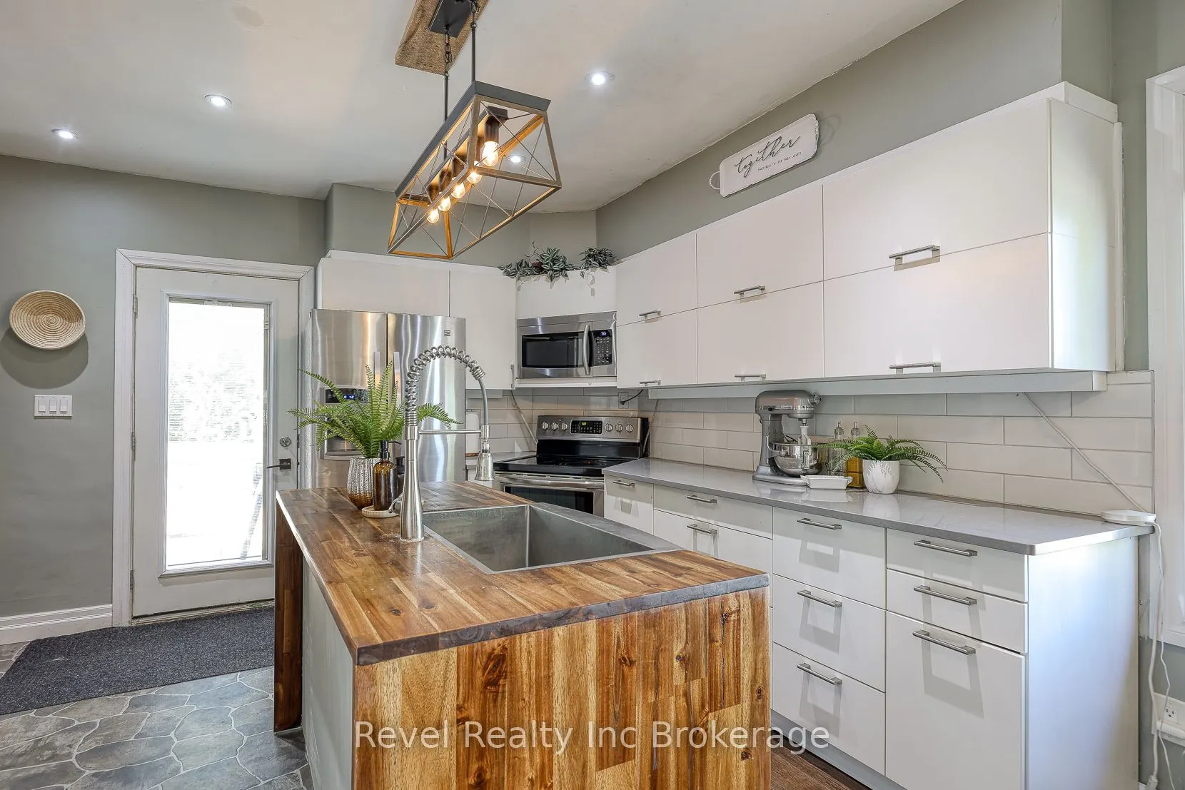 174 Delatre Street W