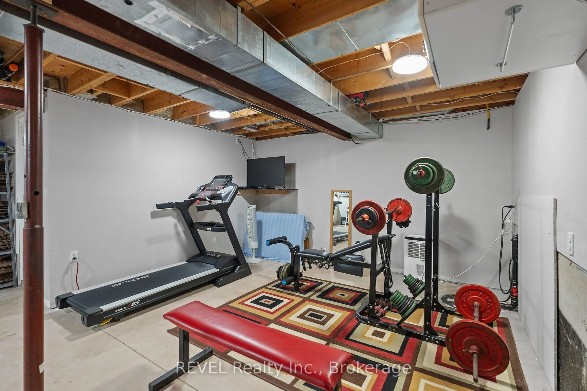 8116 WOODSVIEW Crescent