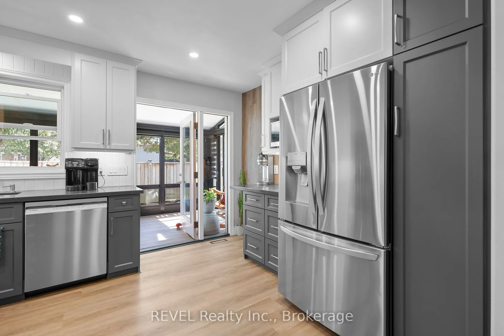 8116 WOODSVIEW Crescent