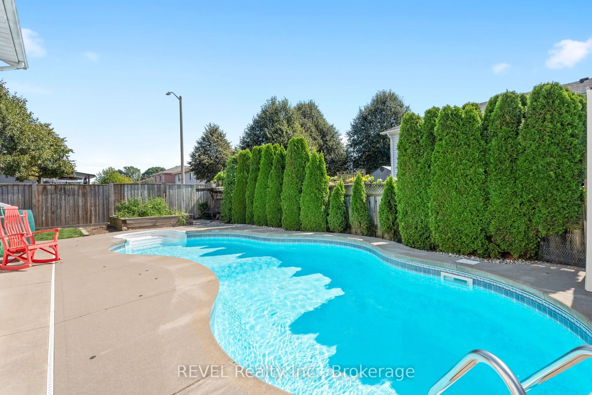 8116 WOODSVIEW Crescent