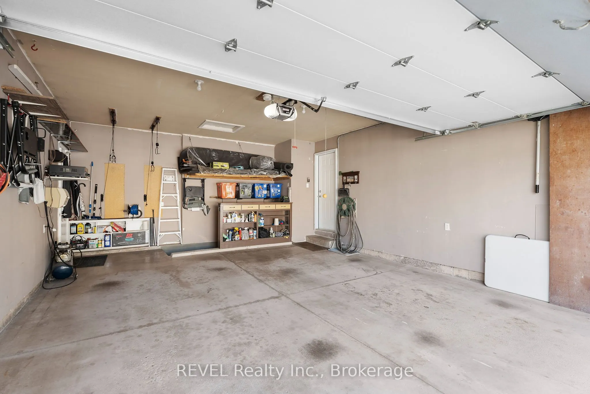 8116 WOODSVIEW Crescent