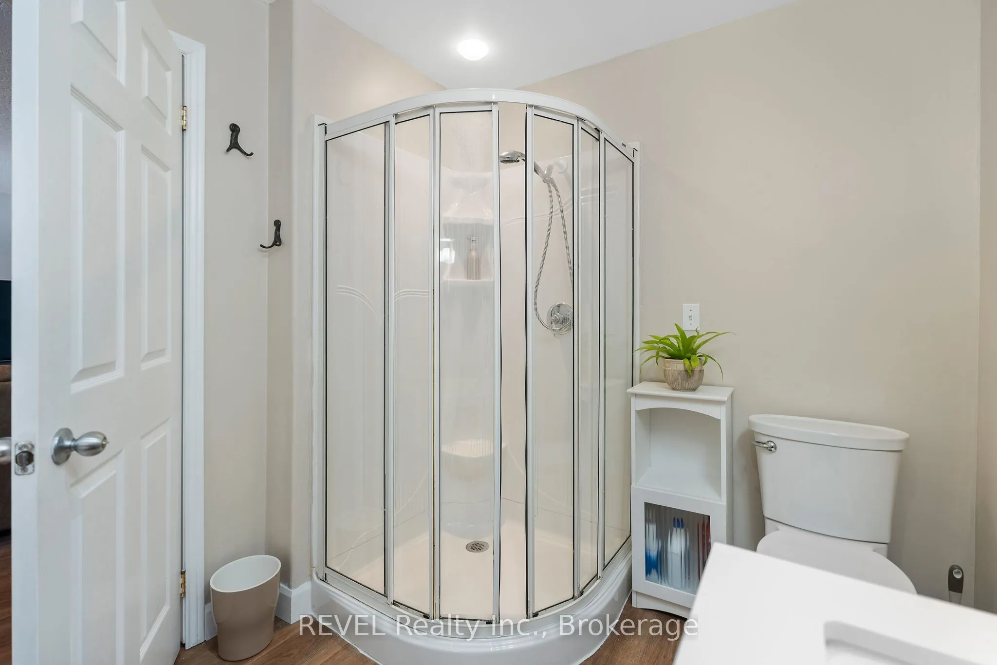8116 WOODSVIEW Crescent