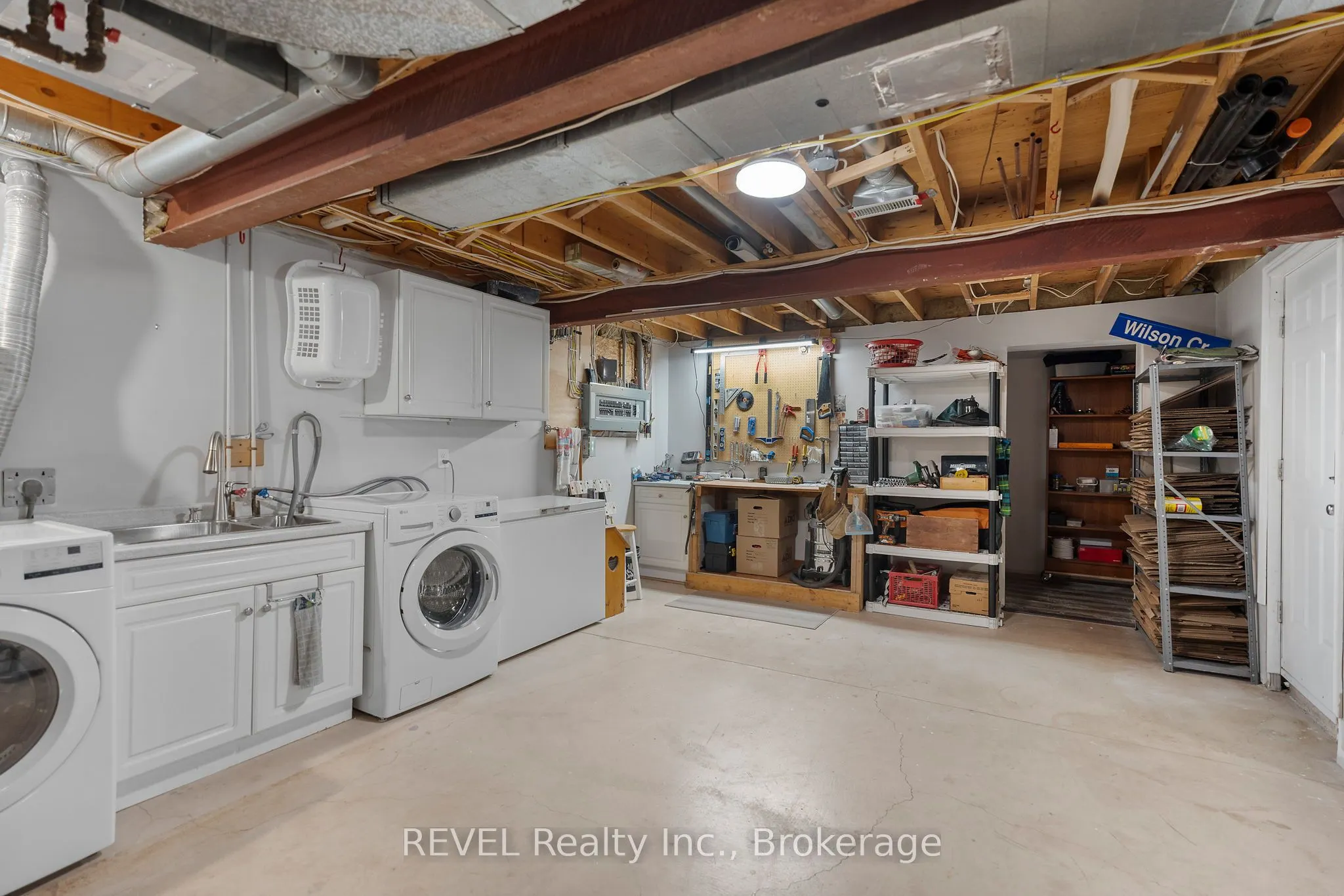 8116 WOODSVIEW Crescent